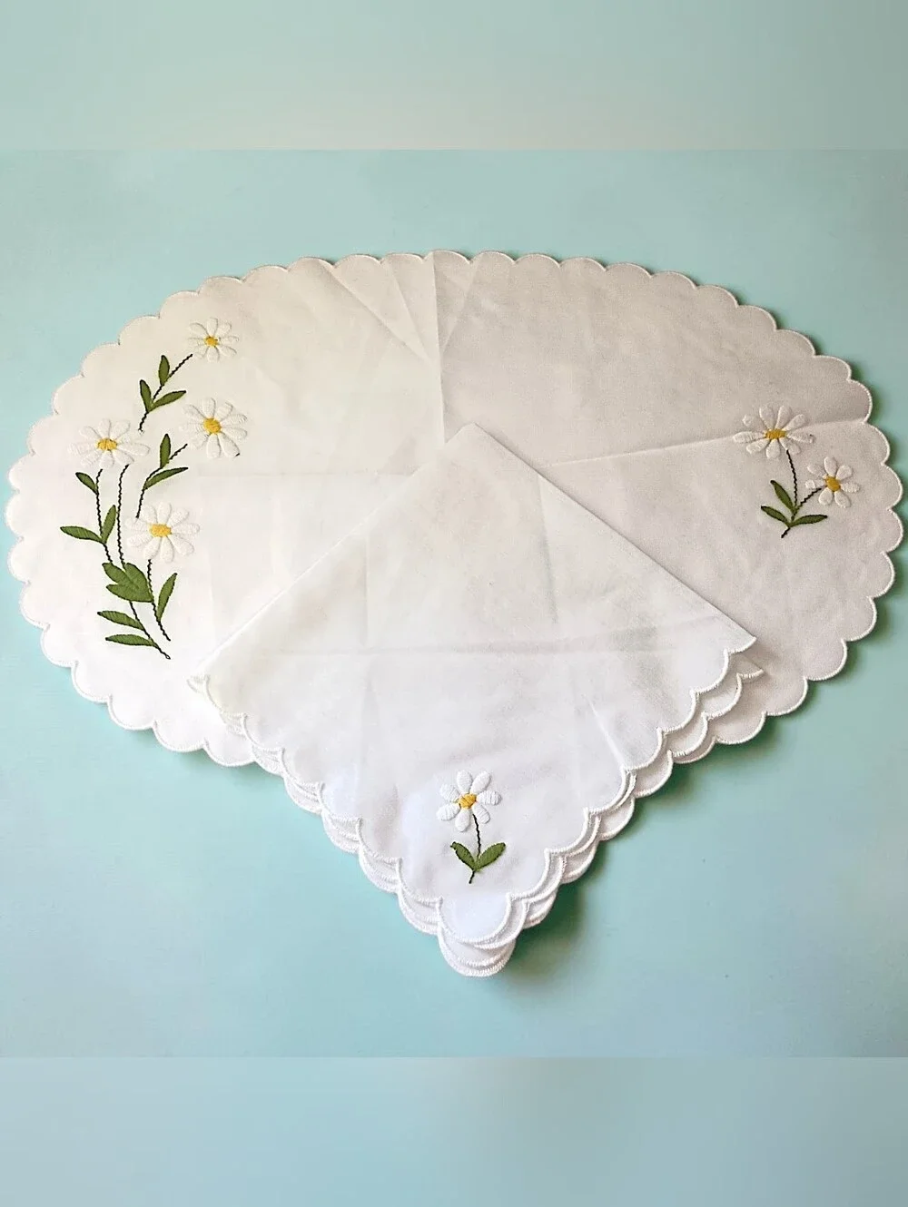 4 Vtg Daisy Embroidered Placemats Napkins Set Cottagecore Scalloped Farmhouse